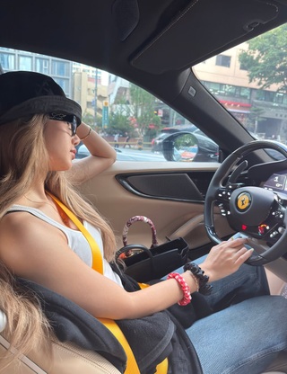 Lisa (Blackpink) gây "choáng" với bộ sưu tập siêu xe trị giá hơn 76 tỷ đồng - 3