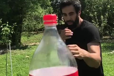 Thử thách đá nắp trai đang là trào lưu "hot" nhất mạng xã hội