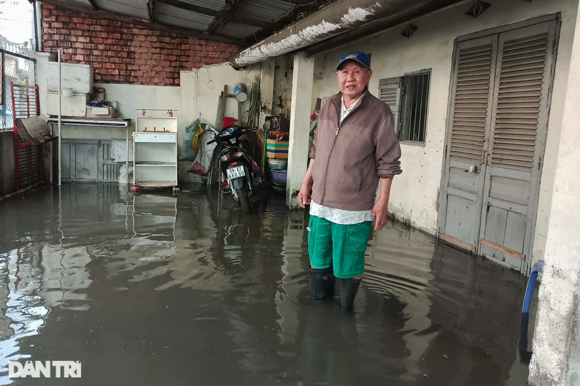 Nước ngập đến yên xe, người dân TPHCM chật vật về nhà - 12 Nước ngập đến yên xe, người dân TPHCM chật vật về nhà - 12