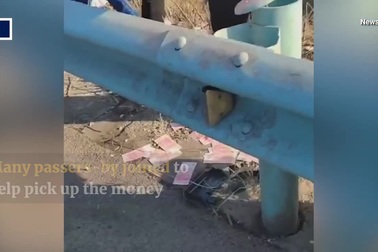 Trung Quốc: 4 bao tải tiền mặt rơi vãi trên cao tốc, người dân xúm lại nhặt