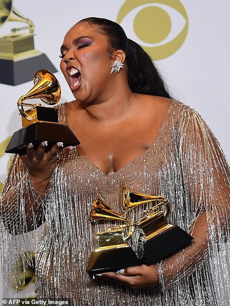 Lizzo khoe dáng ngoại cỡ bên 3 giải Grammy danh giá - 1 Lizzo khoe dáng ngoại cỡ bên 3 giải Grammy danh giá - 1