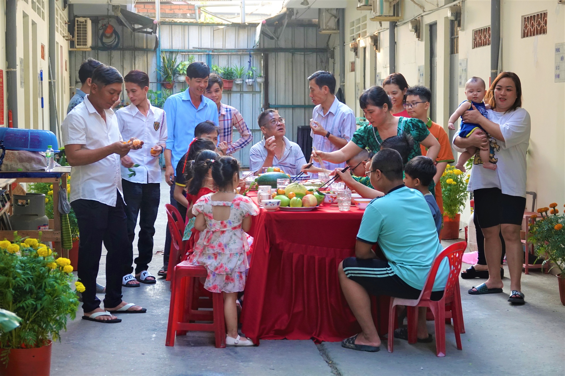 Công nhân làm xuyên Tết: Nói không nhớ nhà là nói dối - 12