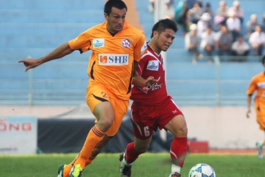 Ứng cử viên vô địch đồng loạt gặp khó!