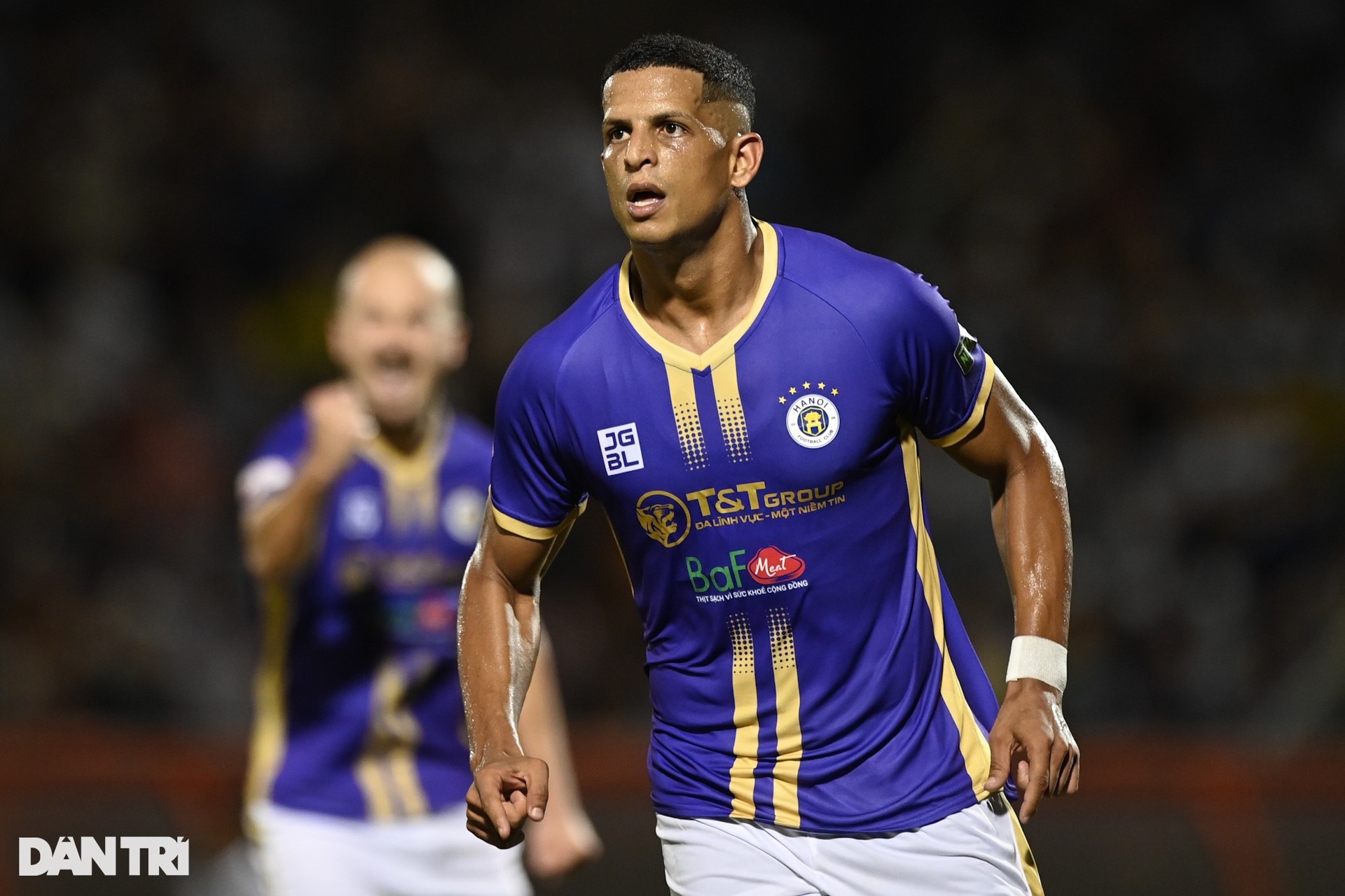 Văn Hậu trêu đùa Quế Ngọc Hải sau trận đại chiến trên sân Vinh - 8