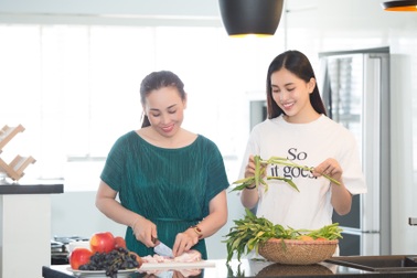 Tiểu Vy “nhắng nhít” vào bếp cùng mẹ trong ngày 8/3