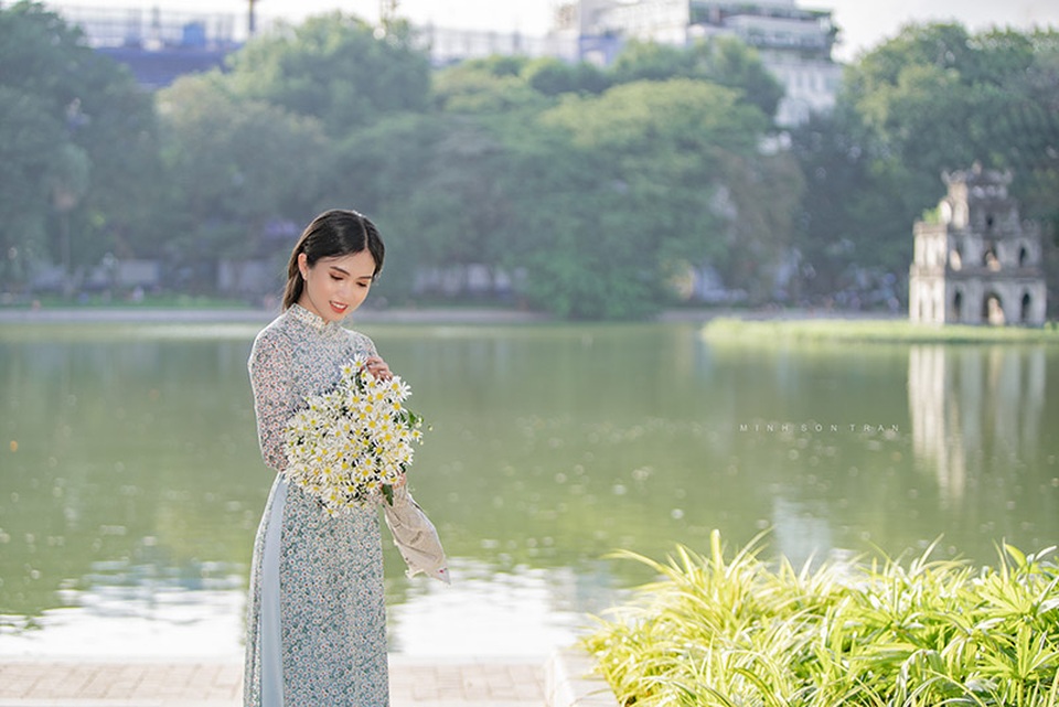 Thiếu nữ miền Tây diện áo dài thướt tha dạo bước giữa lòng Hà Nội - 7