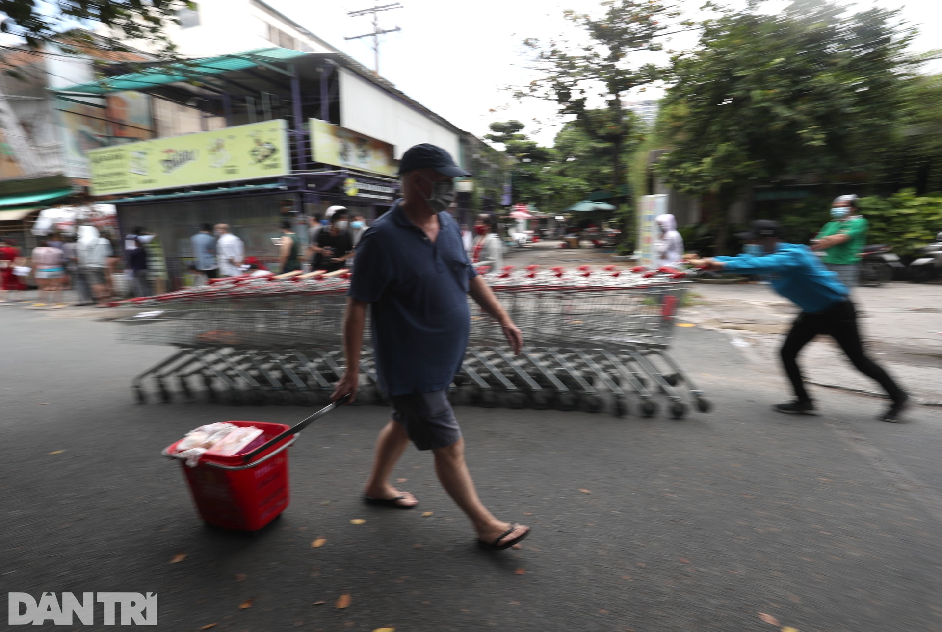 Người dân Sài Gòn lót dép, đội nắng nhiều giờ liền để giữ chỗ vào siêu thị - 10 Người dân Sài Gòn lót dép, đội nắng nhiều giờ liền để giữ chỗ vào siêu thị - 10