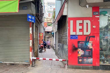 Người dân dựng barie chặn xe máy: Ngõ phố là của ai?