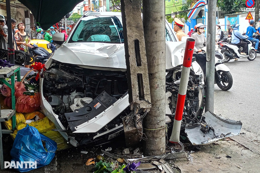 Nữ tài xế lái ô tô húc văng xe máy lên sạp trái cây, lao thẳng vào trụ điện - 1 Nữ tài xế lái ô tô húc văng xe máy lên sạp trái cây, lao thẳng vào trụ điện - 1