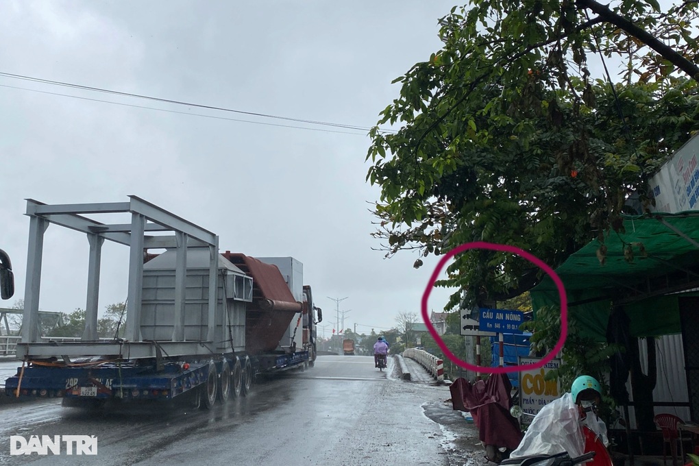 Biển cấm ô tô kiểu trái khoáy trên quốc lộ 1A - 3 Biển cấm ô tô kiểu trái khoáy trên quốc lộ 1A - 3