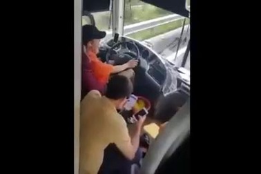 Clip  tài xế vừa lái xe vừa lướt Facebook