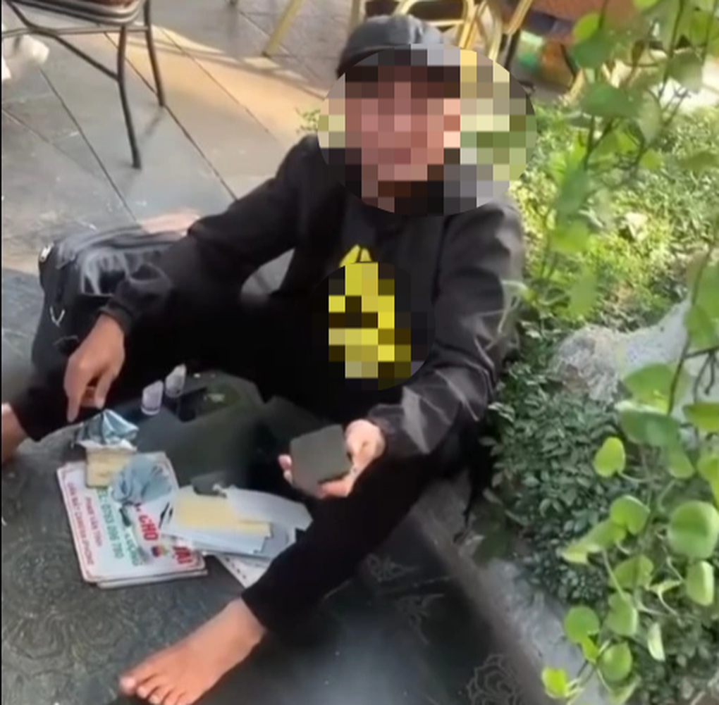 Hà Nội: Xác minh clip du khách dán điện thoại bị chém 500.000 đồng - 1 Hà Nội: Xác minh clip du khách dán điện thoại bị chém 500.000 đồng - 1