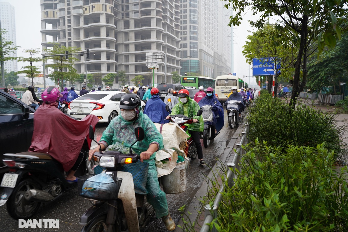 Thanh tra đường nhồi cao ốc Lê Văn Lương - Tố Hữu, lộ đầy rẫy vi phạm - 3 Thanh tra đường nhồi cao ốc Lê Văn Lương - Tố Hữu, lộ đầy rẫy vi phạm - 3