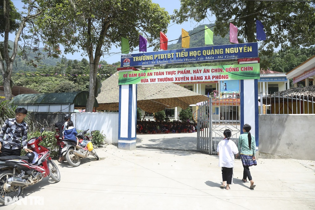 Khởi công nhà bán trú tại nơi học sinh ở nhà tôn nóng như lò bánh mì - 1 Khởi công nhà bán trú tại nơi học sinh ở nhà tôn nóng như lò bánh mì - 1