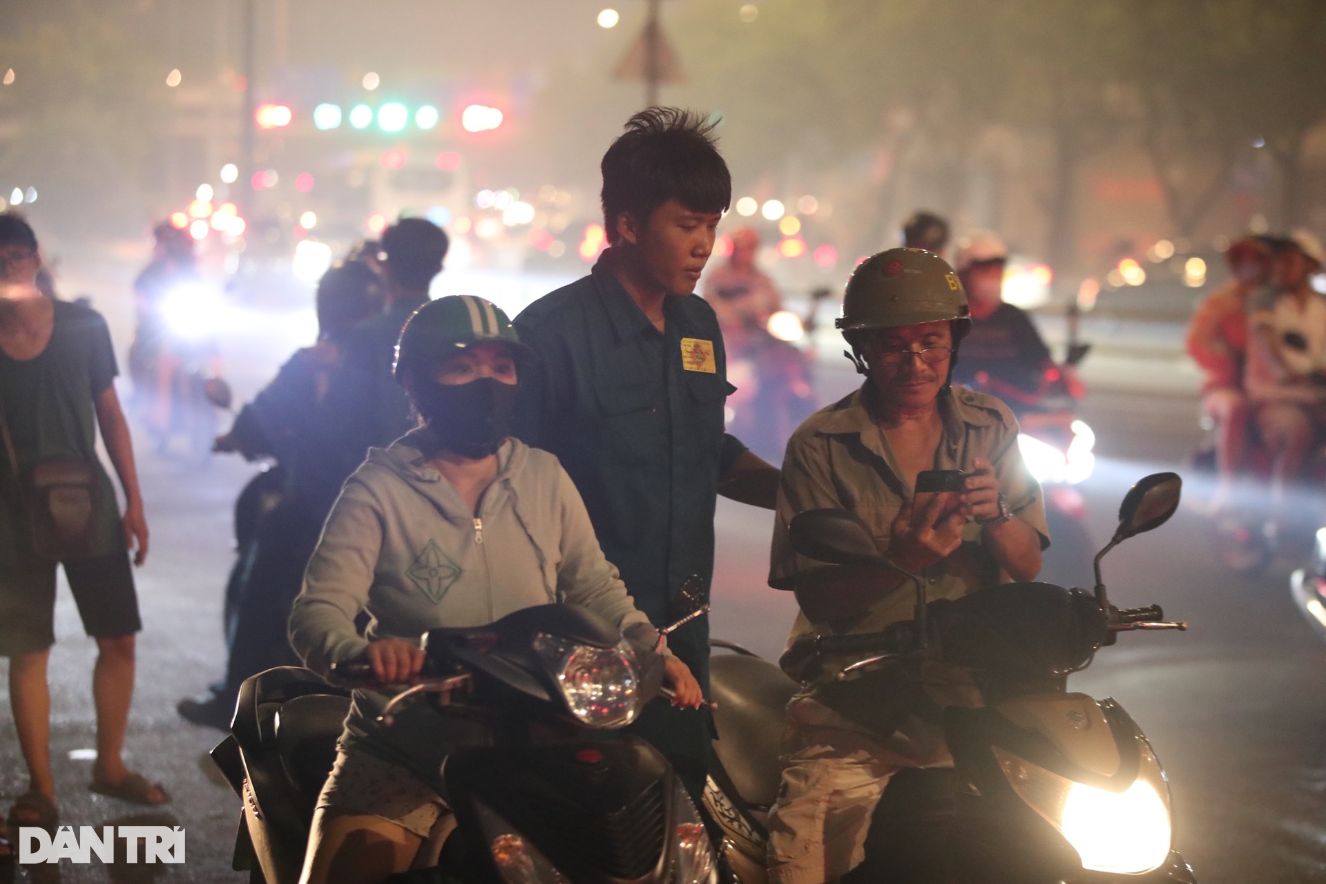 Khói lửa bao trùm xóm đồ gỗ cũ ở TPHCM, nhiều người tháo chạy thoát thân - 13 Khói lửa bao trùm xóm đồ gỗ cũ ở TPHCM, nhiều người tháo chạy thoát thân - 13