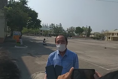 Con trai thắp hương chịu tang cha trong khu cách ly