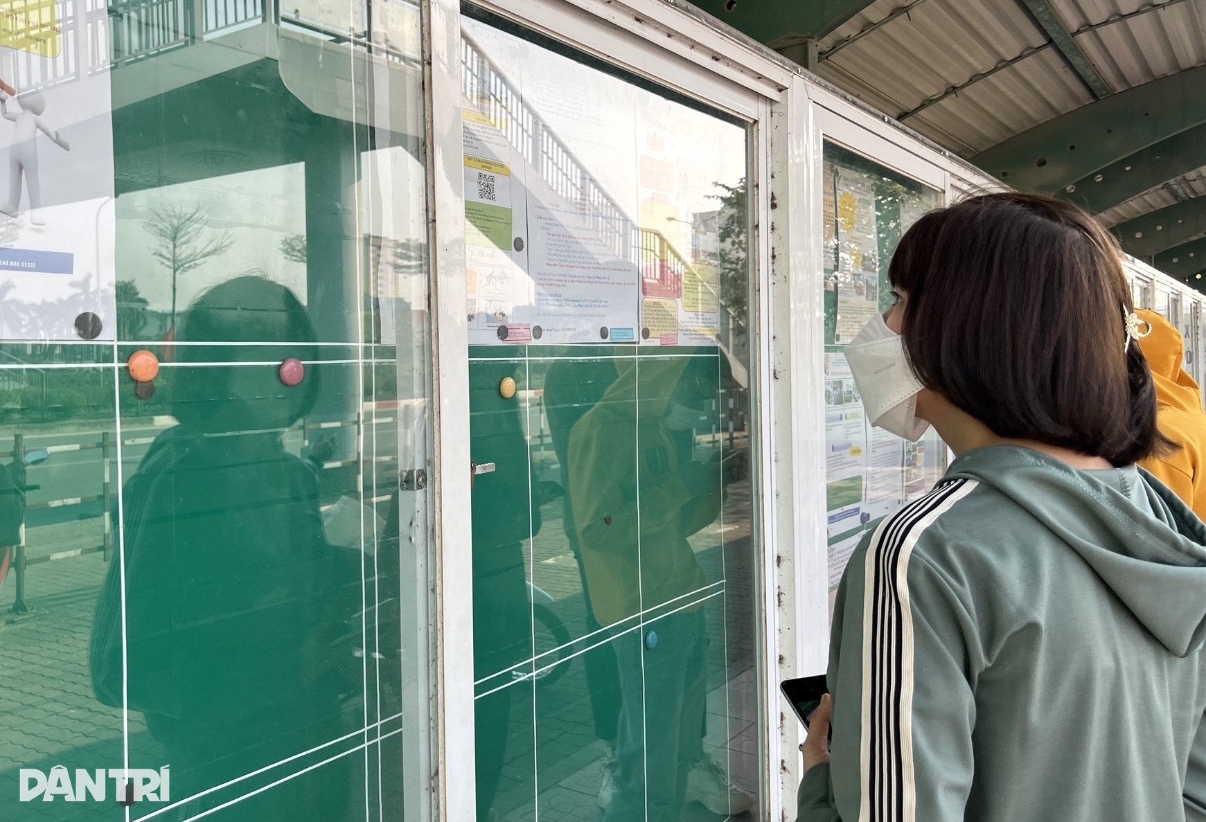 Arbeidere signerer motvillig en underskriftskampanje ... om frivillig å slutte i jobben de har jobbet i siden tjueårene - 1 Công nhân miễn cưỡng ký đơn... tự nguyện nghỉ việc gắn bó từ thuở đôi mươi - 1