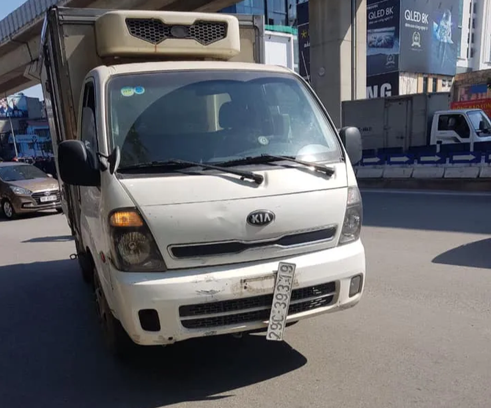 Hà Nội: 2 người tử nạn sau cú va chạm với xe tải - 2 Hà Nội: 2 người tử nạn sau cú va chạm với xe tải - 2