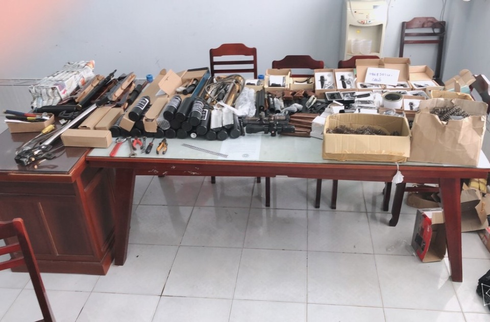 Kiểm tra hành chính căn nhà cho thuê, phát hiện lượng lớn vũ khí thô sơ - 2 Kiểm tra hành chính căn nhà cho thuê, phát hiện lượng lớn vũ khí thô sơ - 2