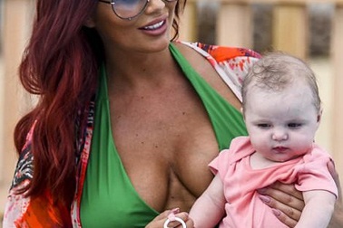 Amy Childs tự tin diện áo tắm sau 8 tháng sinh nở