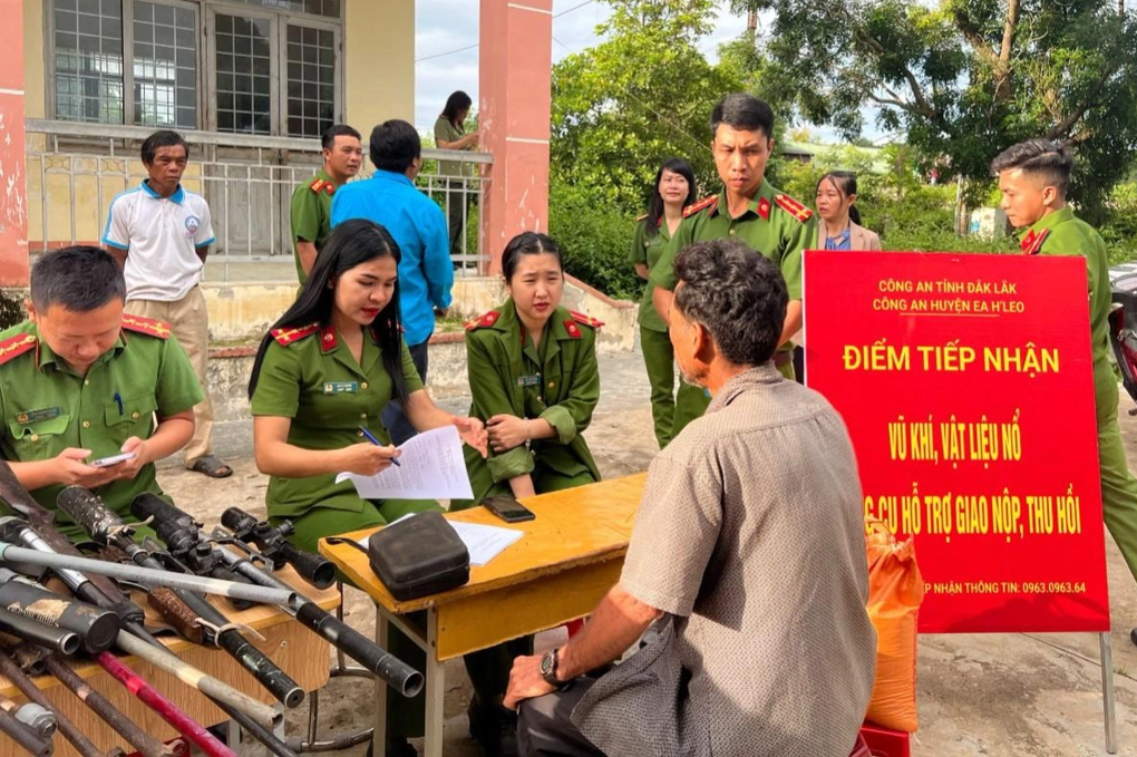 Công an Đắk Lắk đến các buôn làng phát động đổi gạo lấy vũ khí - 3 Công an Đắk Lắk đến các buôn làng phát động đổi gạo lấy vũ khí - 3