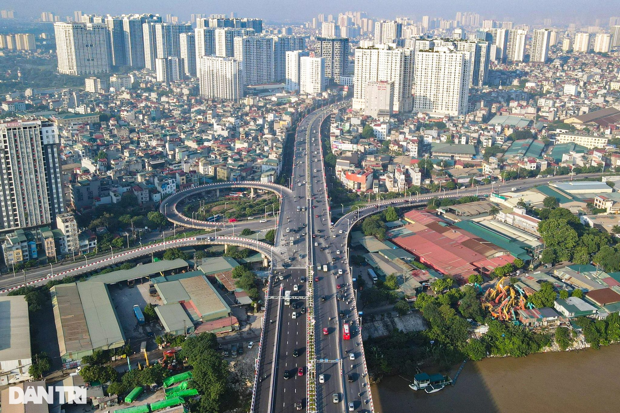 Ngày đầu thông xe cầu Vĩnh Tuy 2: Giờ cao điểm không còn cảnh ùn tắc - 6