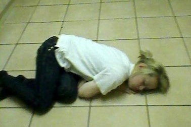 Căn bệnh lạ khiến bà mẹ trẻ cứ cười là ngủ