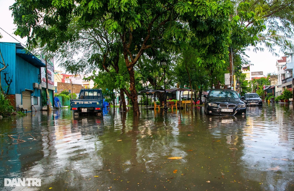 Đường ở TPHCM ngập lênh láng sau cơn mưa chiều - 5 Đường ở TPHCM ngập lênh láng sau cơn mưa chiều - 5