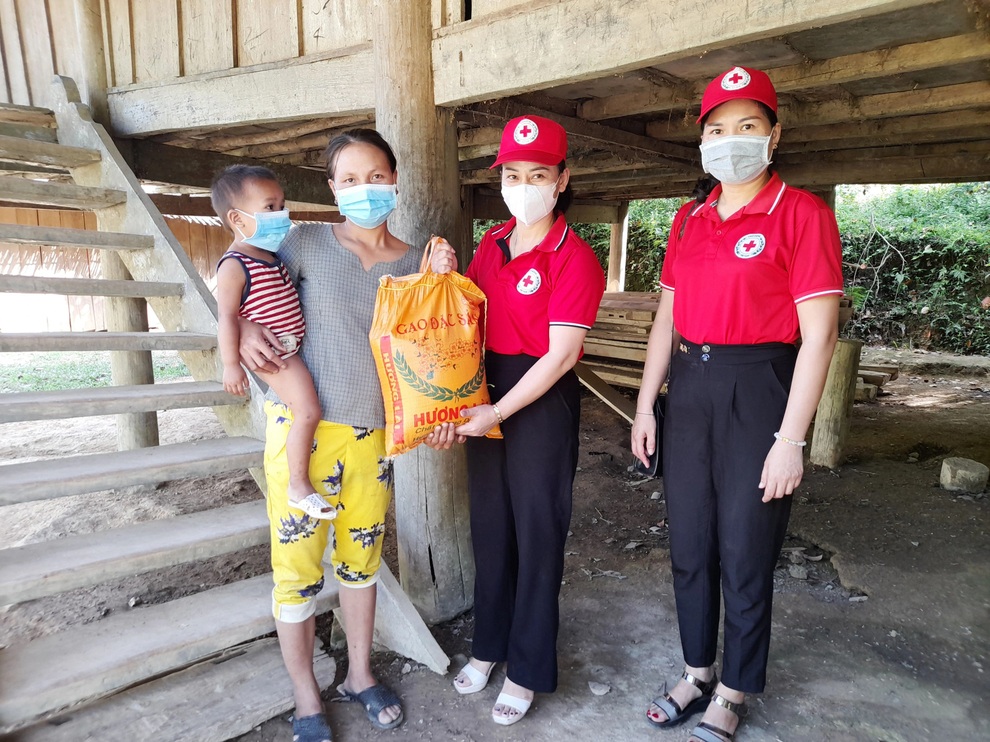 Tiếp tục chương trình Vạn cân gạo giúp công nhân nghèo về quê tránh dịch - 11 Tiếp tục chương trình Vạn cân gạo giúp công nhân nghèo về quê tránh dịch - 11