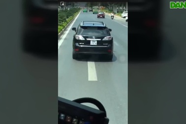 Xe Lexus ngáng đường xe cứu hỏa