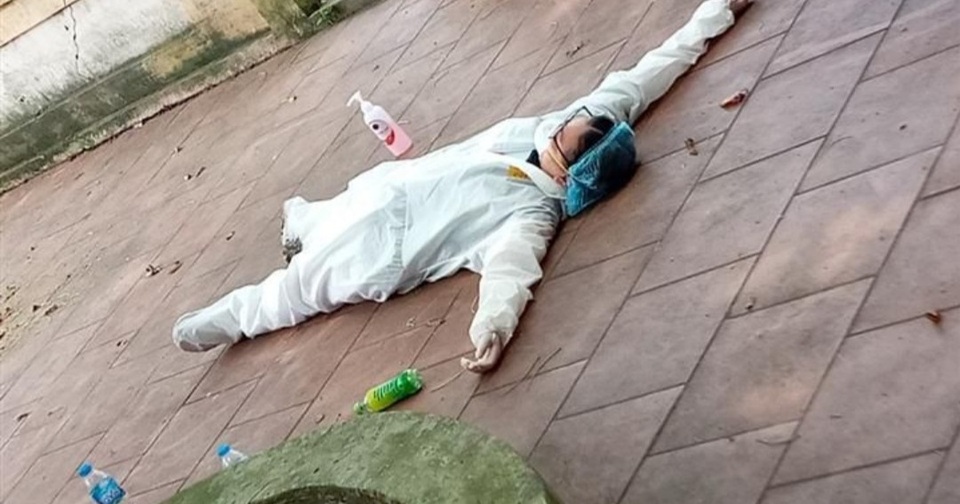 Y bác sĩ kiệt sức trong bộ đồ bảo hộ, đổ gục giữa nắng nóng ở tâm dịch - 1 Y bác sĩ kiệt sức trong bộ đồ bảo hộ, đổ gục giữa nắng nóng ở tâm dịch - 1