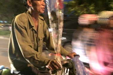 Hình ảnh ông chồng lam lũ mua hoa tặng vợ ngày 20/10 gây xúc động mạnh