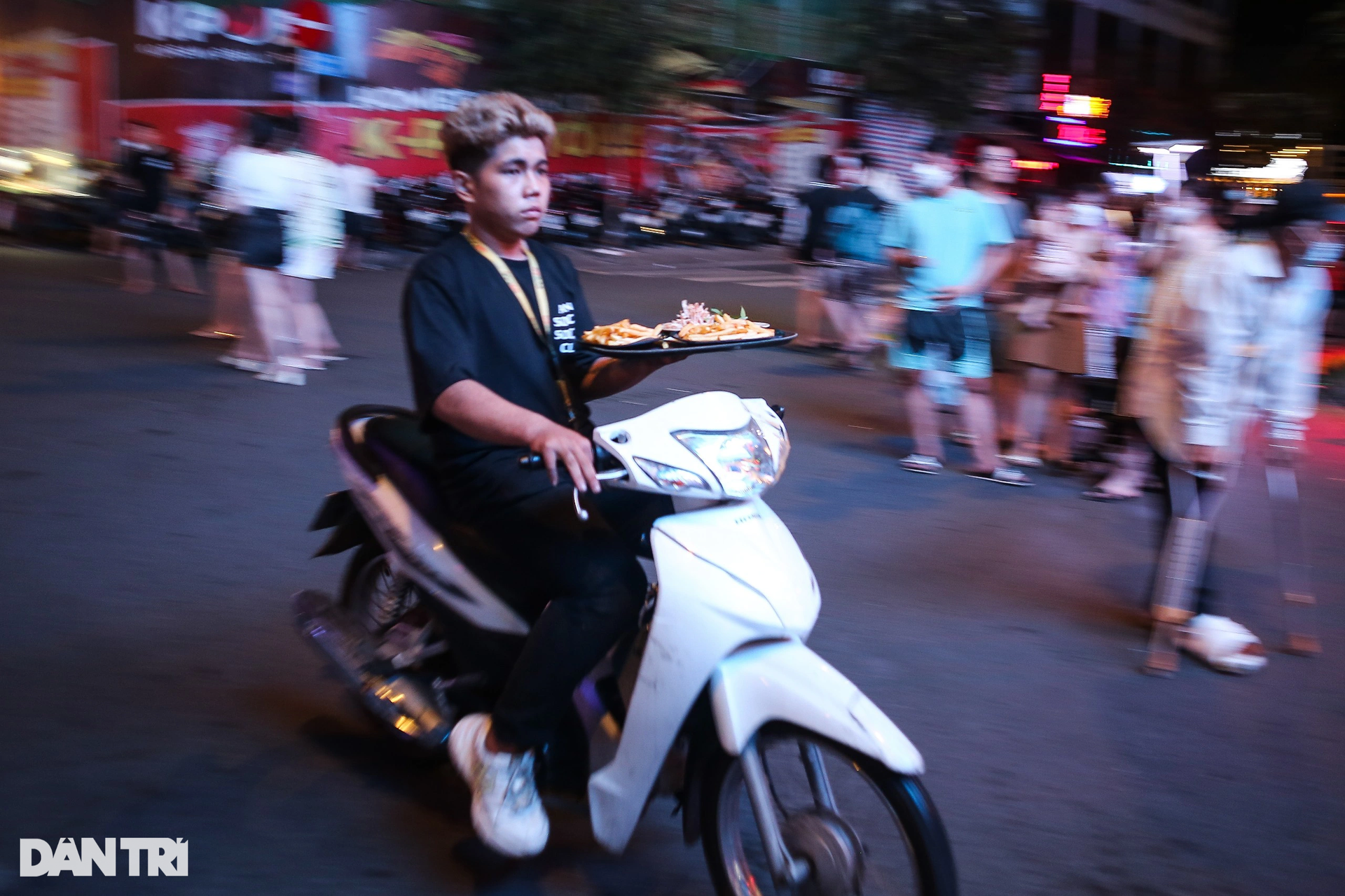 Biển người đổ về phố Tây Bùi Viện TPHCM vui chơi thâu đêm - 10 Biển người đổ về phố Tây Bùi Viện TPHCM vui chơi thâu đêm - 10