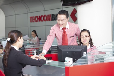 Techcombank hỗ trợ khách hàng bị thiệt hại trong cơn bão số 10