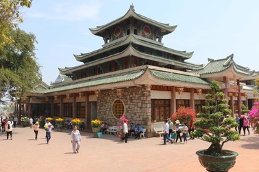 Vì sao miếu Bà Chúa Xứ Núi Sam mở cửa khi dịch Covid-19 ở đây còn phức tạp?