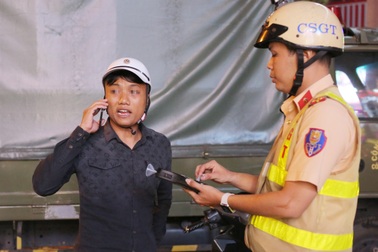 Tài xế vi phạm nồng độ cồn: "Gần Tết mất 7 triệu đồng, tôi xót lắm"