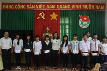 Trao 40 suất học bổng đến học sinh dân tộc thiểu số