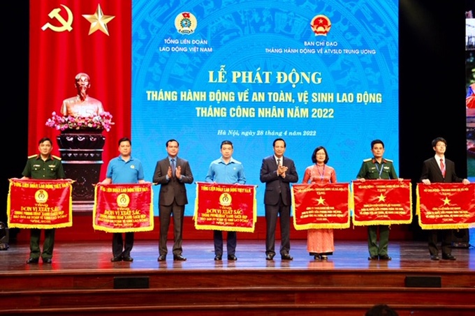 Bộ trưởng Bộ LĐ-TB&XH và Chủ tịch Tổng Liên đoàn Lao động Việt Nam tặng Cờ thi đua cho các đơn vị.