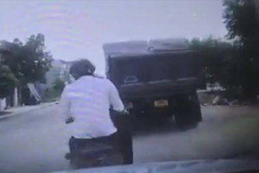 Tài xế mất tập trung suýt gây tai nạn nguy hiểm cho người đi xe máy