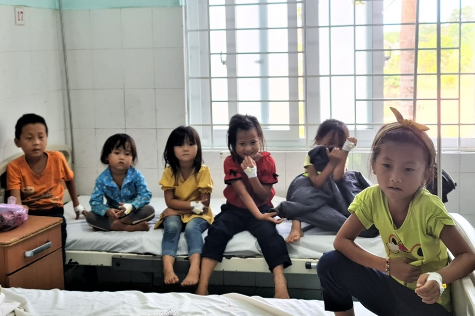 Hơn 100 người có biểu hiện ngộ độc sau khi ăn tiệc đám cưới - 1 Hơn 100 người có biểu hiện ngộ độc sau khi ăn tiệc đám cưới - 1