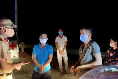 Dùng xe cứu thương, bật đèn tín hiệu ưu tiên để chở khách "chui"