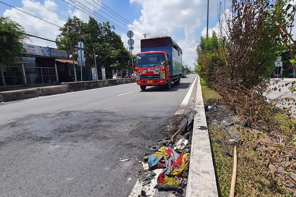 Ô tô bốc cháy, 4 người thương vong: Bất lực nhìn nữ nạn nhân kẹt trong xe - 2 Ô tô bốc cháy, 4 người thương vong: Bất lực nhìn nữ nạn nhân kẹt trong xe - 2