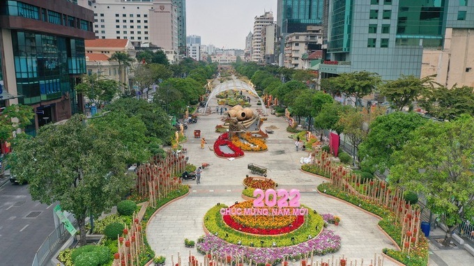 Đường hoa Nguyễn Huệ Nhâm Dần mang chủ đề Xuân quê hương, ấm tình nhân ái kéo dài từ đài phun nước nghệ thuật (giao lộ Nguyễn Huệ - Lê Lợi) đến đường Tôn Đức Thắng với khoảng 80 loại hoa và gần 97.000 chậu, giỏ hoa các loại.