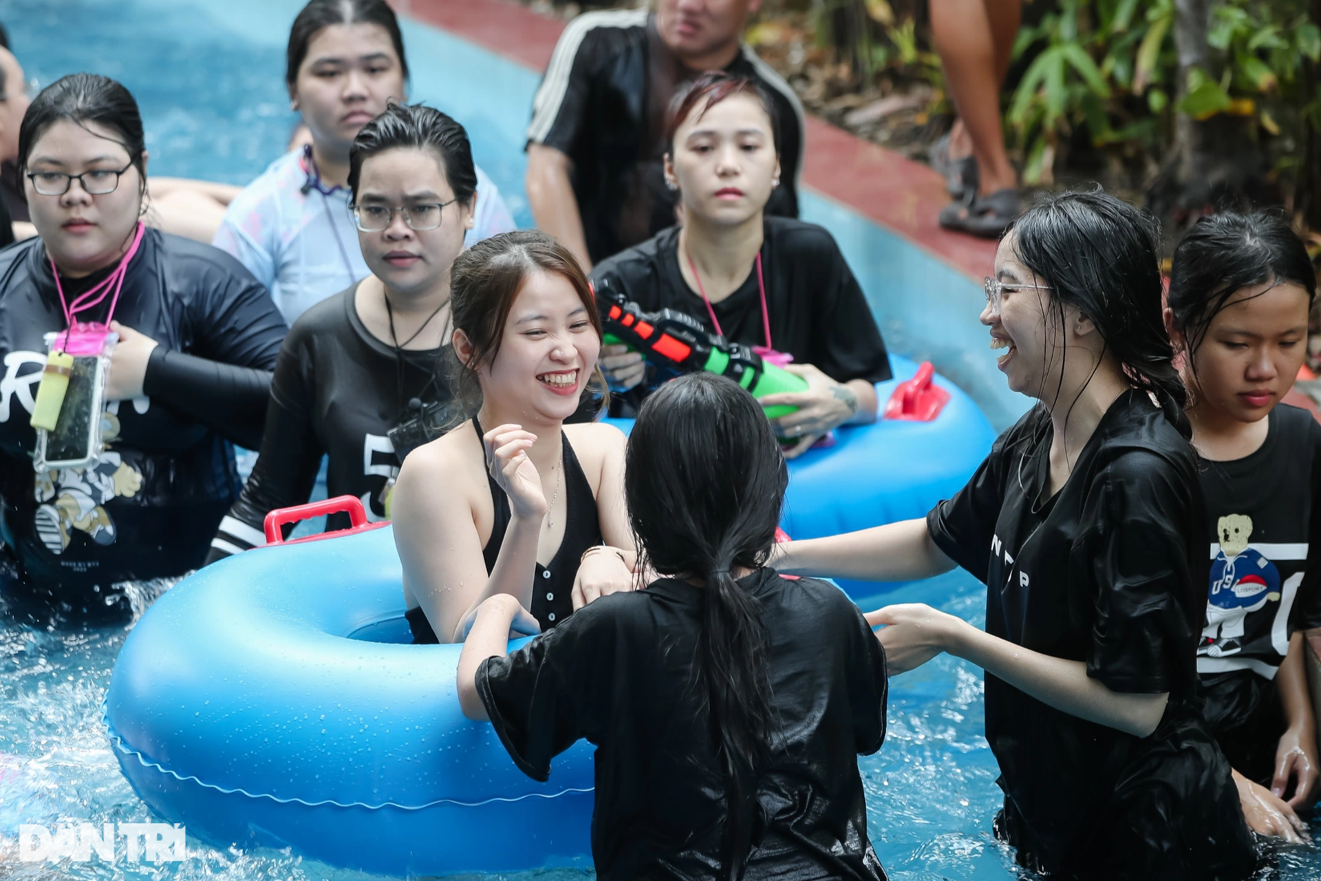 Biển người chen nhau tắm ở công viên nước Đầm Sen - 3 Biển người chen nhau tắm ở công viên nước Đầm Sen - 3