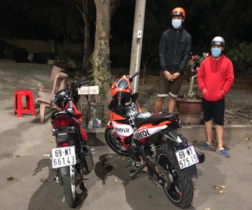 Nhiều ô tô chặn 2 đầu đường để quái xế đua xe - 1 Nhiều ô tô chặn 2 đầu đường để quái xế đua xe - 1