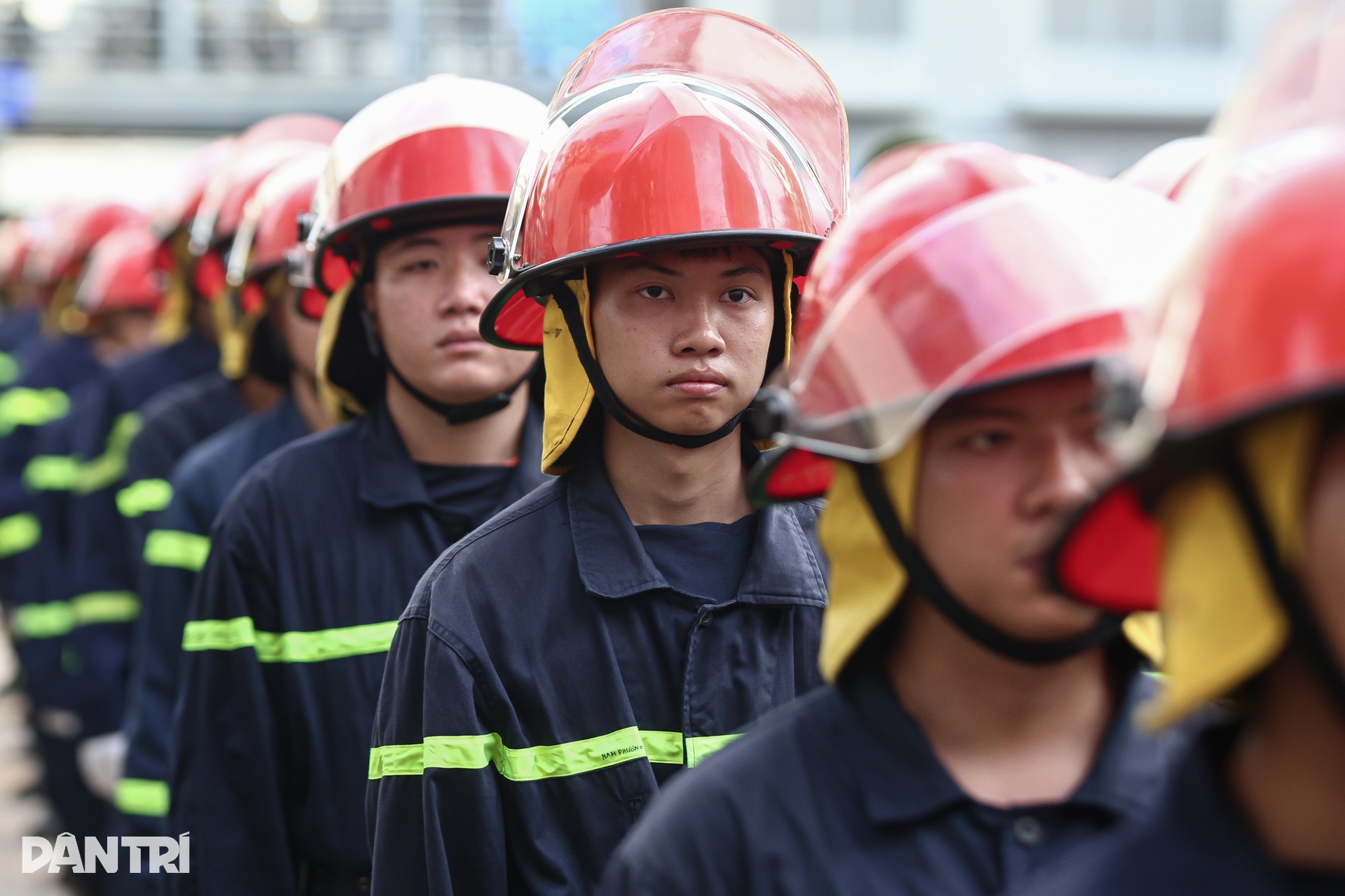 Trung tướng Mai Hoàng phát lệnh ra quân trấn áp tội phạm ở TPHCM - 7 Trung tướng Mai Hoàng phát lệnh ra quân trấn áp tội phạm ở TPHCM - 7