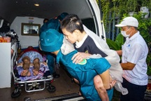 Dùng xe cấp cứu chở dân đi "chạy lụt" ở Đà Nẵng