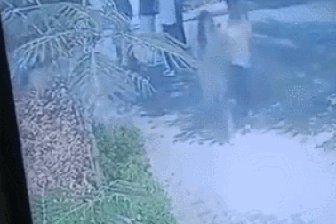 Khoảnh khắc nhóm sinh viên bị sét đánh khi trú mưa hé lộ sai lầm chết người