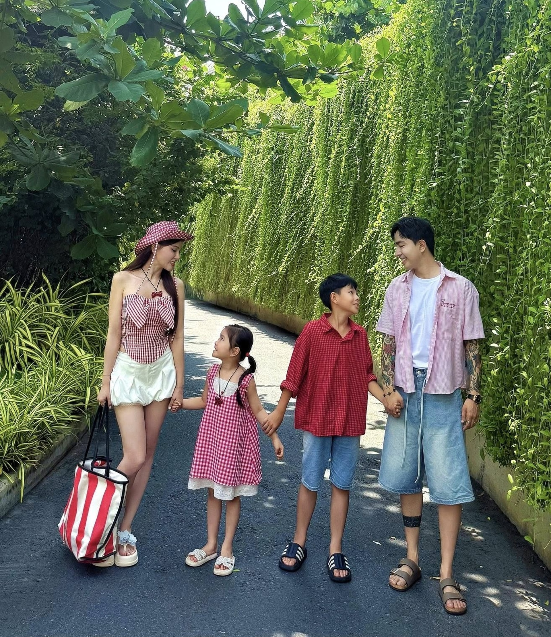 Ca sĩ Thu Thủy: Gợi cảm tuổi 41, viên mãn bên chồng kém 10 tuổi - 4