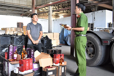 Bắt xe container chở 1.200 chai rượu ngoại lậu